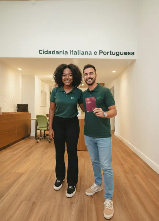 Imagem dos colaboradores segurando passaportes