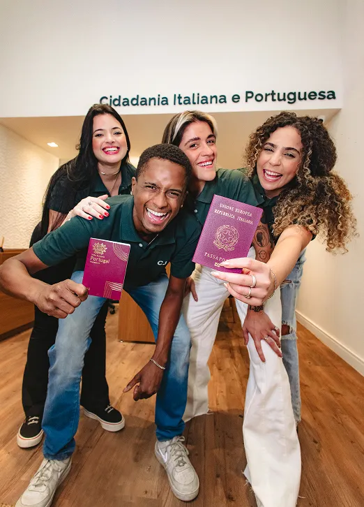 Imagem dos colaboradores segurando passaportes