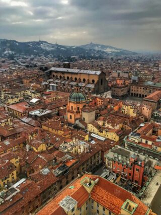 Bolonha na Itália: Atrações imperdíveis, gastronomia e dicas para explorar a cidade